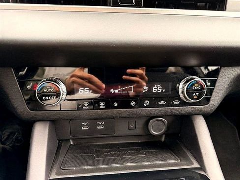 Used 2025 Mitsubishi Outlander SE image 12