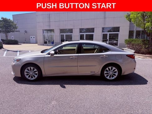 Used 2013 Lexus ES 300h w/ Luxury Pkg FWD image 4