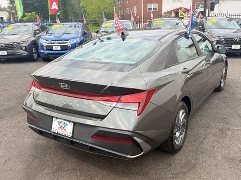 Used 2024 Hyundai Elantra SEL FWD image 7