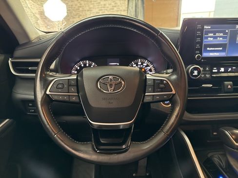 Used 2021 Toyota Highlander LE image 16