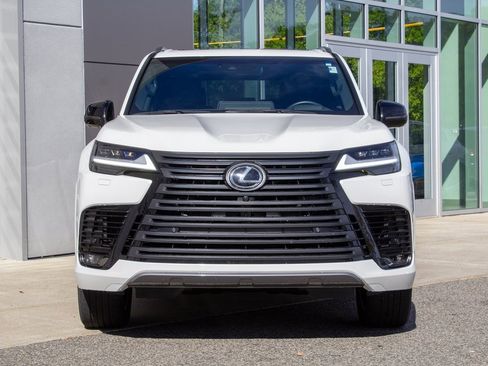 Used 2024 Lexus LX 600 4WD w/ Luxury Package image 2
