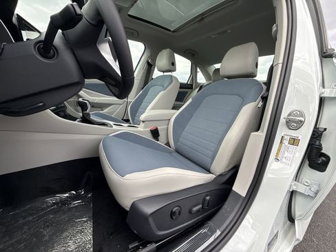 New 2026 Volkswagen Jetta SE FWD image 12