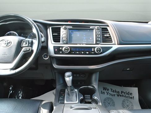 Used 2017 Toyota Highlander Limited AWD/4WD image 11