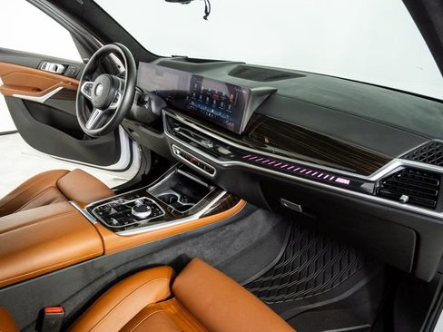 Used 2025 BMW X7 M60i image 24