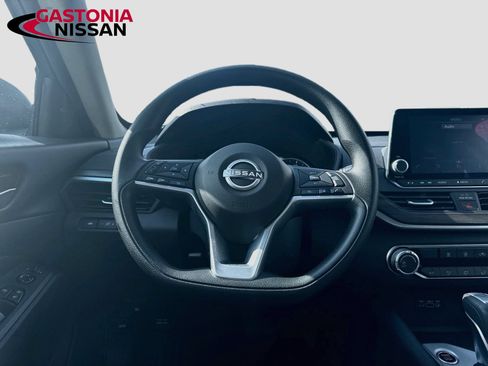 Used 2025 Nissan Altima 2.5 SV FWD image 29