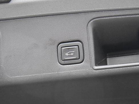 Used 2024 GMC Terrain SLT image 40