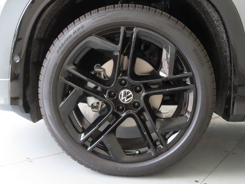 New 2026 Volkswagen Tiguan SE R-Line FWD image 28