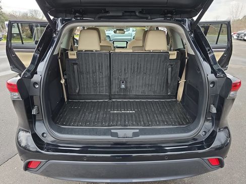 Used 2024 Toyota Highlander Limited image 14