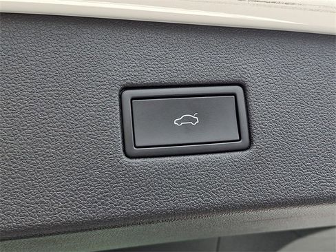 Used 2022 Volkswagen Tiguan SE image 31