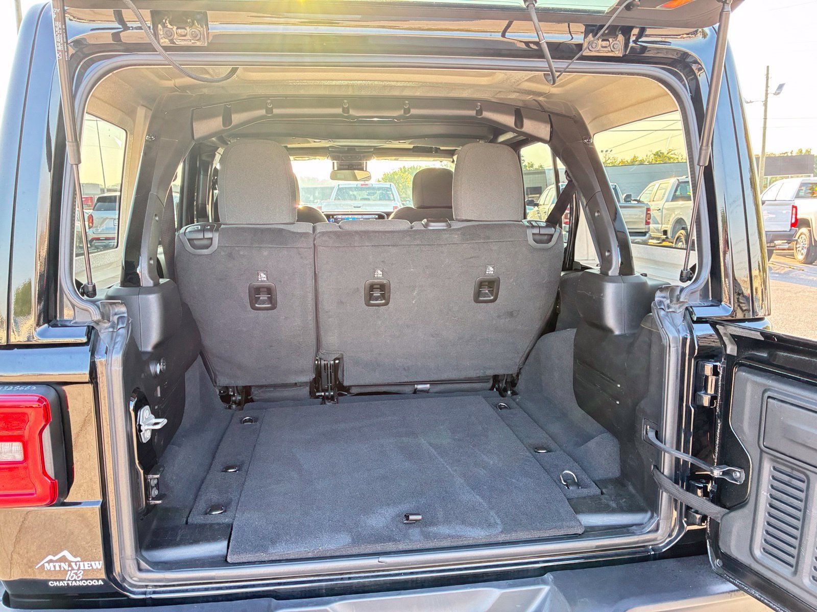 Used 2025 Jeep Wrangler Unlimited Rubicon w/ Convenience Group AWD/4WD image 16