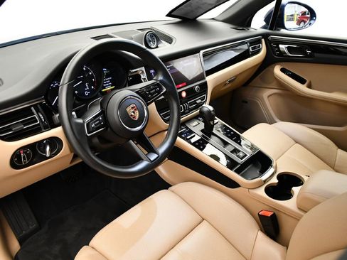 Used 2025 Porsche Macan image 4