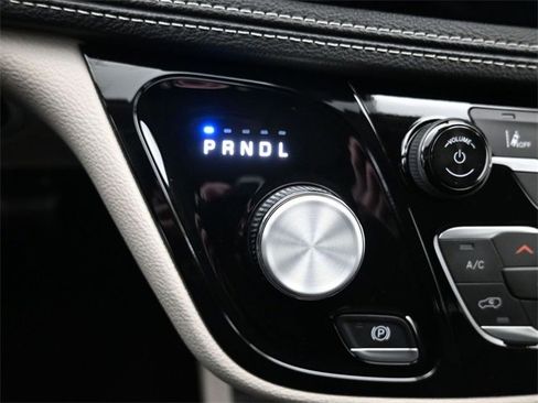 Used 2024 Chrysler Pacifica Select image 17