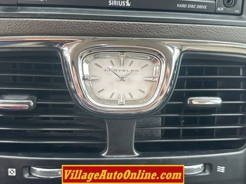 Used 2014 Chrysler Town & Country Touring FWD image 20
