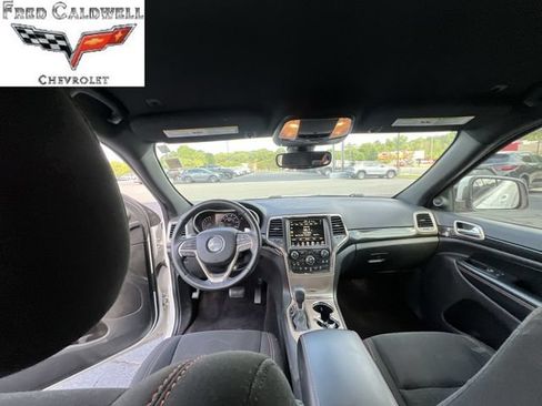 Used 2017 Jeep Grand Cherokee Laredo AWD/4WD image 25