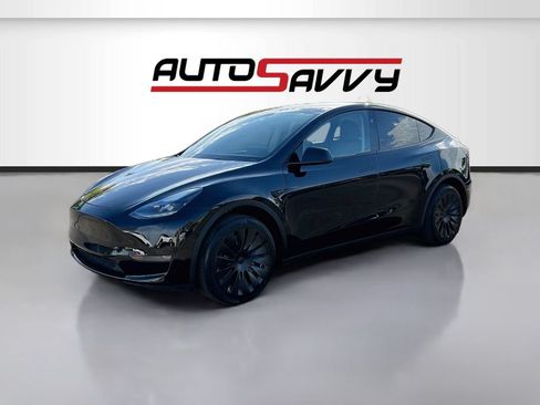 Used 2024 Tesla Model Y 2WD image 3