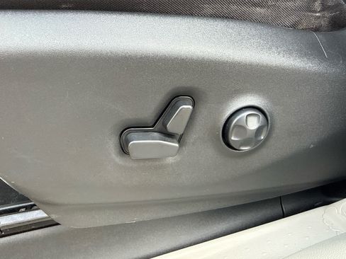 Used 2021 Chrysler Voyager Lxi FWD image 11