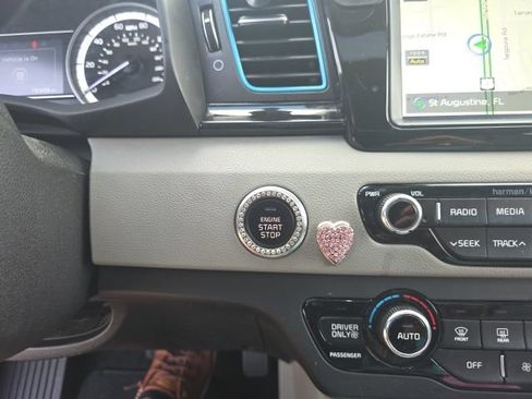 Used 2019 Kia Niro Touring FWD image 23