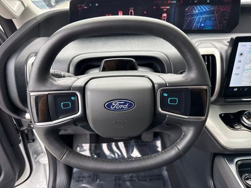 Used 2025 Ford Expedition Active RWD image 15
