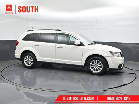 Used 2019 Dodge Journey SE FWD image 1