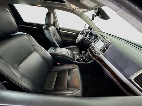 Used 2019 Toyota Highlander XLE image 23