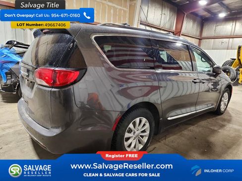 Used 2018 Chrysler Pacifica Touring-L image 4