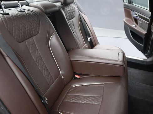 Used 2016 BMW 740i image 19