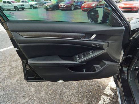 Used 2018 Honda Accord Touring image 15
