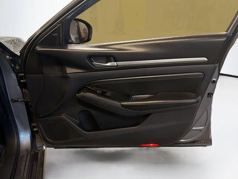 Used 2020 Nissan Altima 2.5 SL FWD image 32
