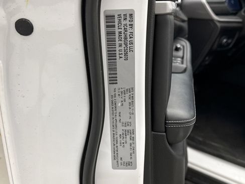 Used 2023 Jeep Grand Cherokee Limited image 11