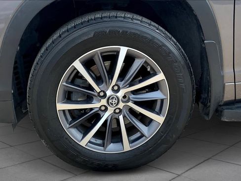 Used 2017 Toyota Highlander XLE image 10