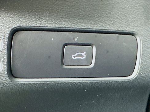 Used 2024 Volvo XC40 B5 Core image 17