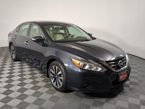 Used 2017 Nissan Altima 2.5 SV w/ Convenience Package FWD image 1