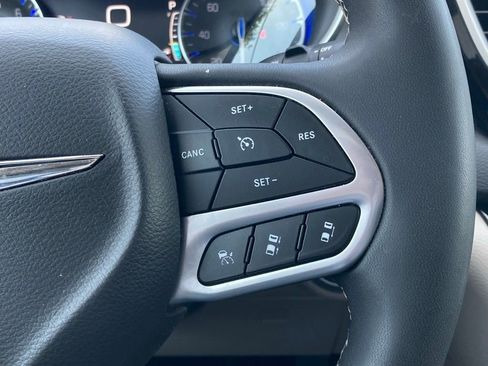 Used 2024 Chrysler Pacifica Touring-L image 17