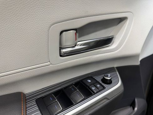 Used 2021 Toyota Sienna XLE image 24