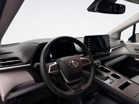 Used 2024 Toyota Sienna XLE image 10