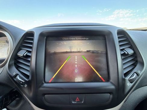 Used 2016 Jeep Cherokee Latitude w/ Cold Weather Group AWD/4WD image 14