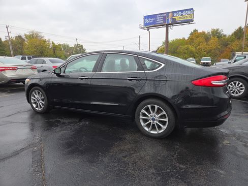 Used 2017 Ford Fusion SE w/ Fusion SE Technology Package image 3