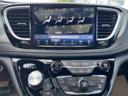 Used 2024 Chrysler Pacifica Premium FWD image 38