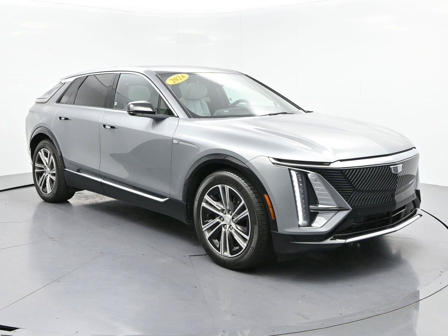 Used 2024 Cadillac Lyriq Luxury AWD/4WD image 2