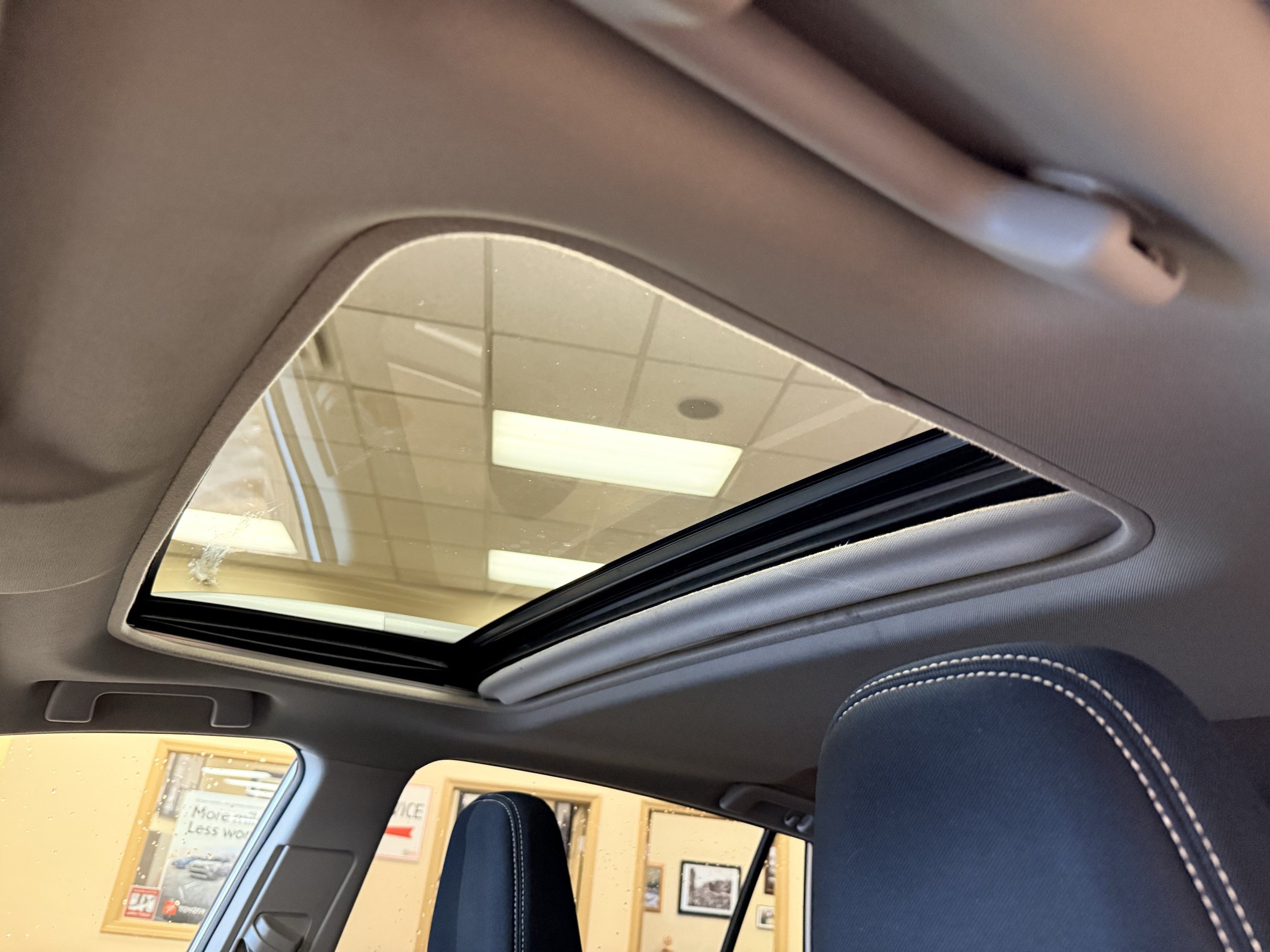 Used 2015 Toyota RAV4 XLE AWD/4WD image 6