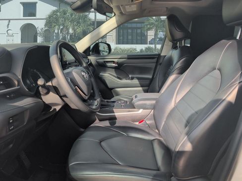 Used 2022 Toyota Highlander XLE FWD image 11