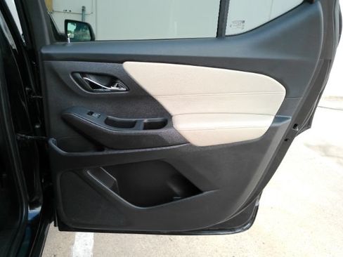 Used 2022 Chevrolet Traverse LS FWD image 19