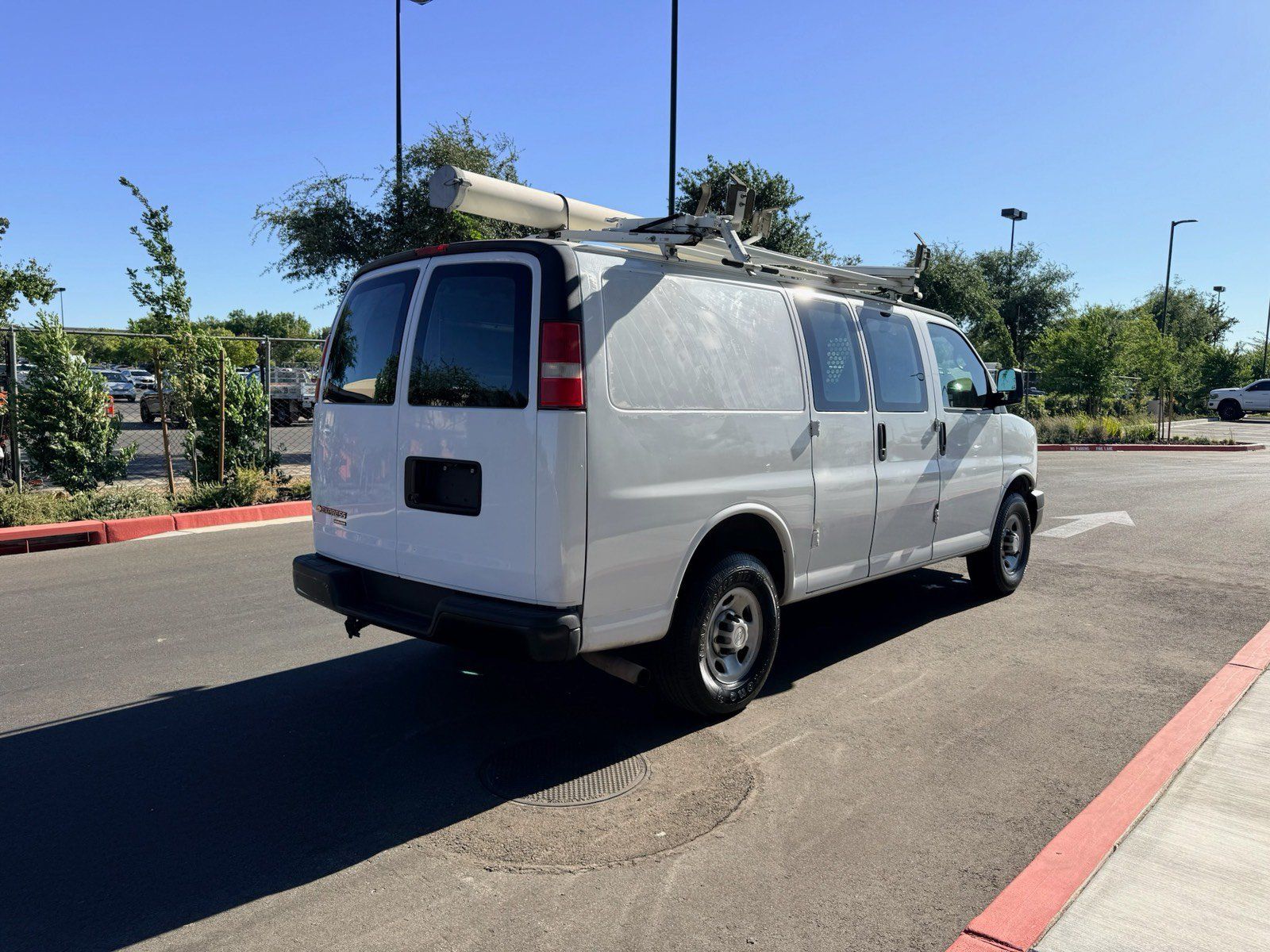 Used 2015 Chevrolet Express 2500 RWD image 2