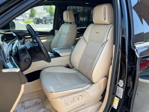 Used 2021 Cadillac Escalade Premium Luxury AWD/4WD image 22