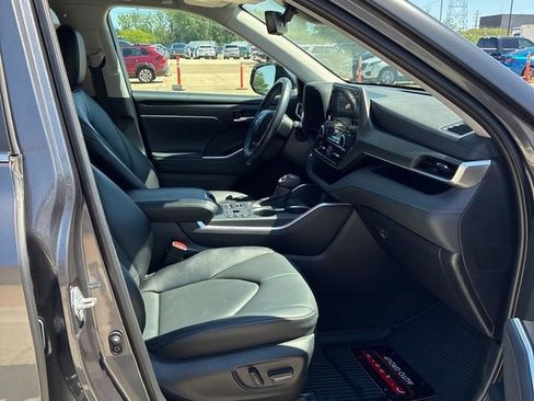 Used 2023 Toyota Highlander XLE AWD/4WD image 6