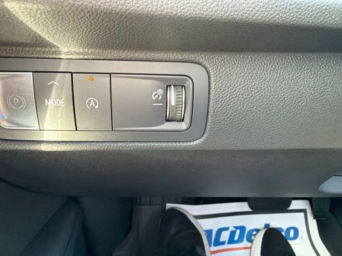 Used 2025 Chevrolet Traverse LT w/ Sun and Wheel Package FWD image 16