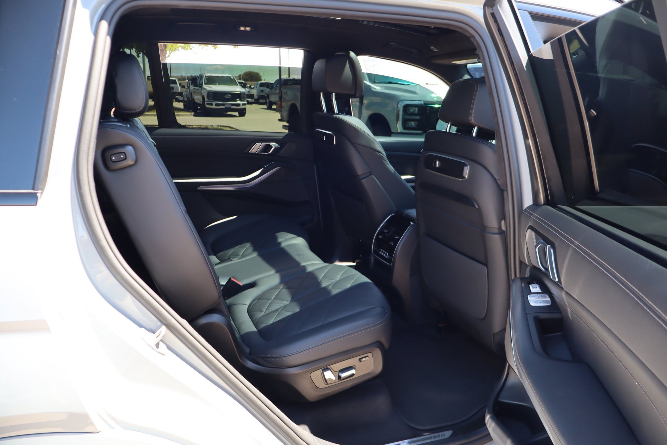 Used 2025 BMW X7 xDrive40i AWD/4WD image 33