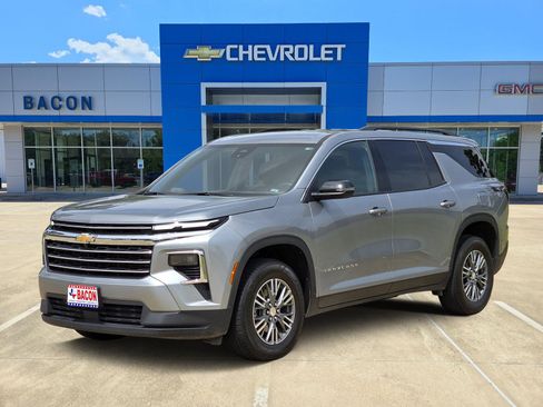 Used 2025 Chevrolet Traverse LT FWD image 1