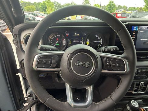 Used 2025 Jeep Wrangler Unlimited Sahara AWD/4WD image 26