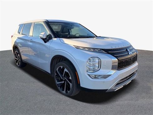 Used 2024 Mitsubishi Outlander SE image 2